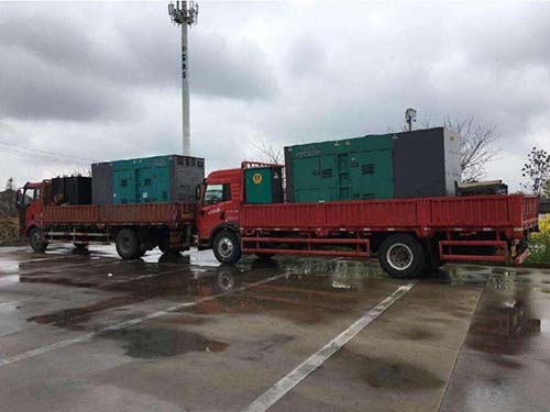 临湘涂抹密封胶后，需要等待多长时间才能安装水冷式机油散热器密封件？